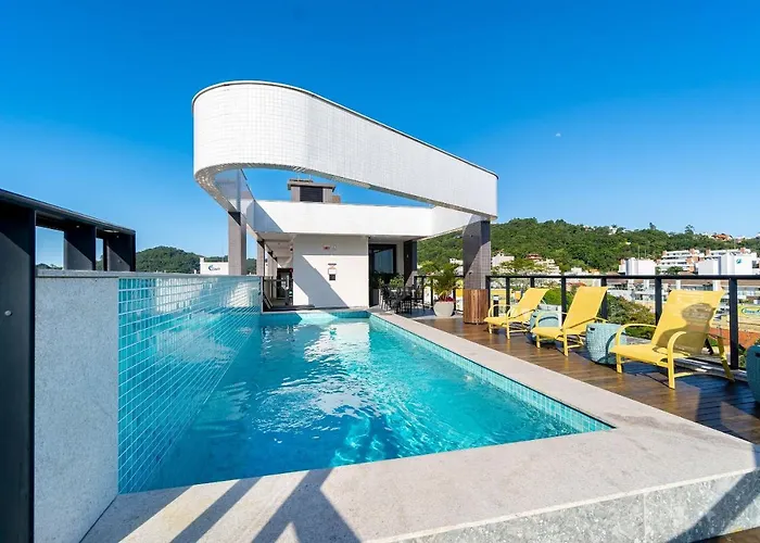 Confortável Loft Duplex em Condomínio com Piscina Bombinhas
